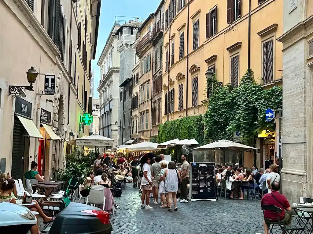 Wo kann man in Rom übernachten? 5 beste Gegenden und Orte zum Übernachten (+Vermeiden!) 🇮🇹 8 Wo kann man in Rom übernachten? 5 beste Gegenden und Orte zum Übernachten (+Vermeiden!) 🇮🇹 7