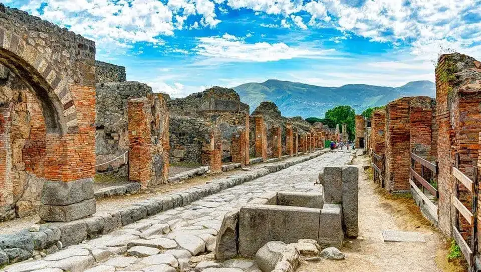 Wo in Neapel übernachten? Die 4 besten Gegenden und Orte zum Übernachten (+ Vermeiden!) 🇮🇹 45 Wo in Neapel übernachten? Die 4 besten Gegenden und Orte zum Übernachten (+ Vermeiden!) 🇮🇹 44