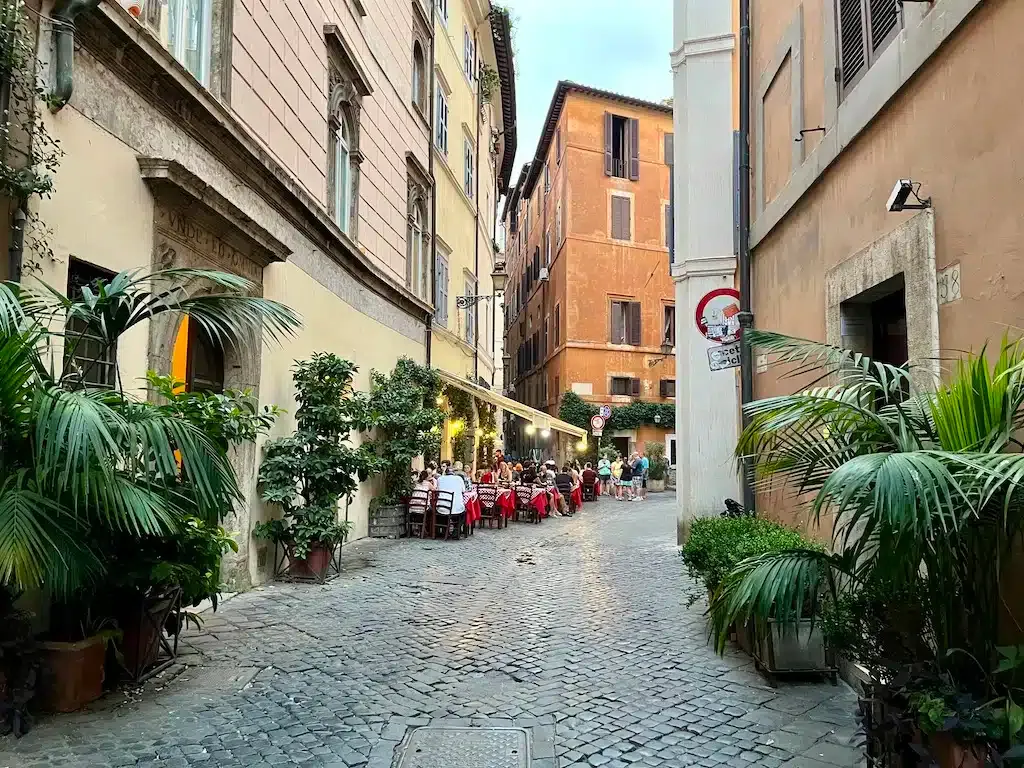 Wo kann man in Rom übernachten? 5 beste Gegenden und Orte zum Übernachten (+Vermeiden!) 🇮🇹 12 Wo kann man in Rom übernachten? 5 beste Gegenden und Orte zum Übernachten (+Vermeiden!) 🇮🇹 11