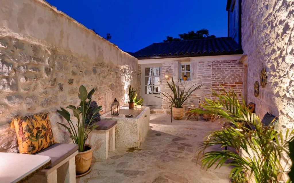 Where to Stay in Hvar, Croatia: 8 best Areas + Hotels ๐ญ๐ท 32 Where to Stay in Hvar, Croatia: 8 best Areas + Hotels ๐ญ๐ท 31