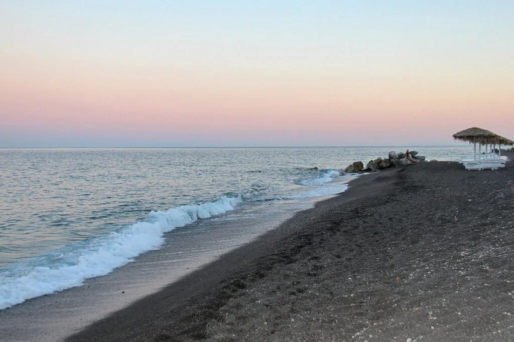 15 Best beaches in Santorini, Greece ๐ฌ๐ท 4 15 Best beaches in Santorini, Greece ๐ฌ๐ท 3